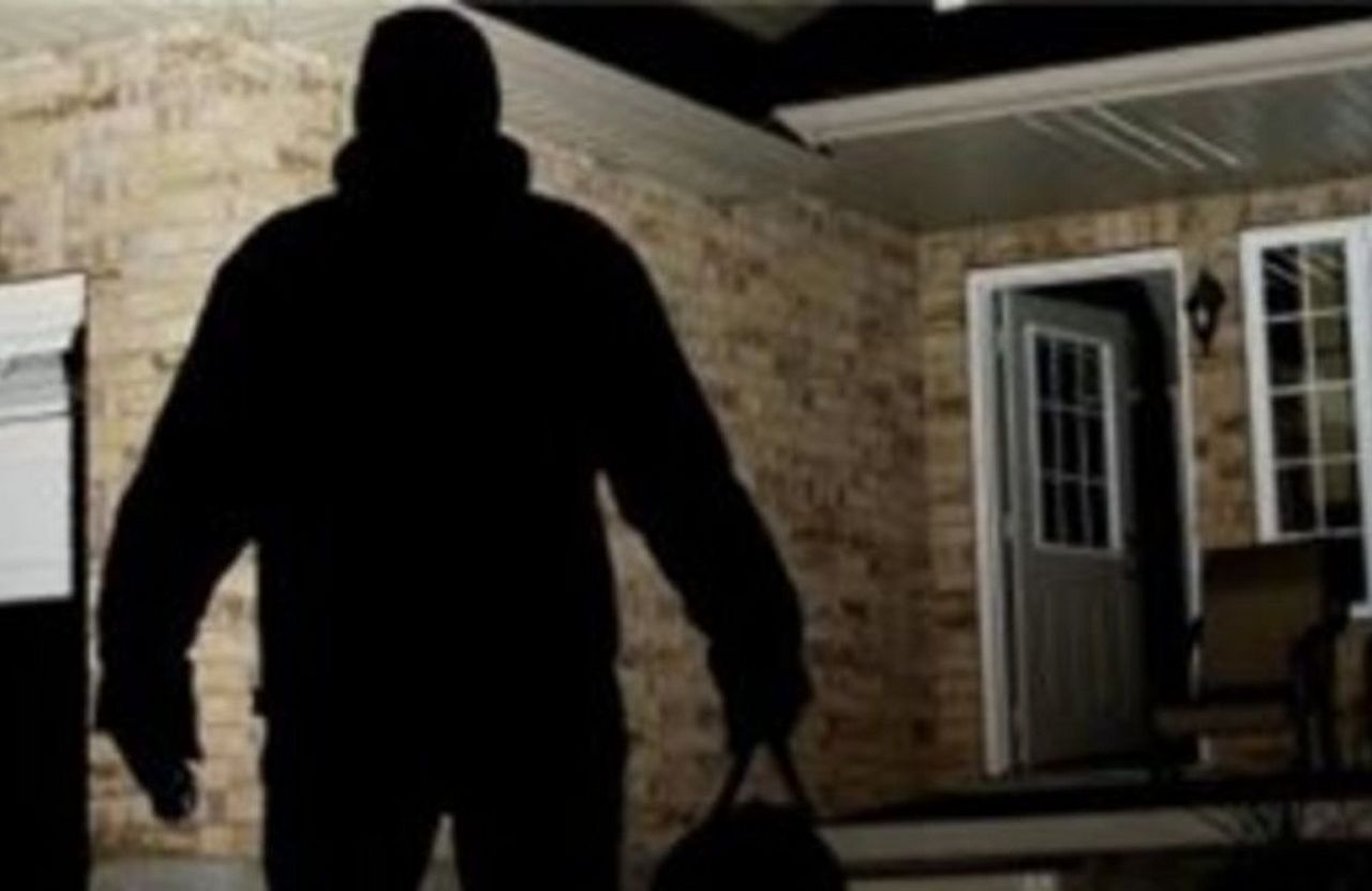 Грабитель прокрался в элитный дом Грабитель прокрался в элитный дом