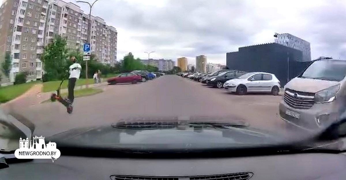 в Гродно самокат поставили на «козу» прямо на дороге