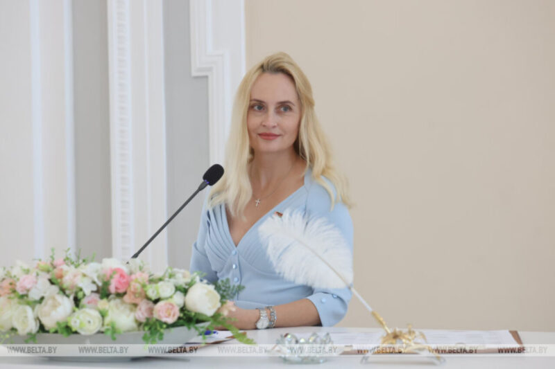 150 пар поженились в зеркальную