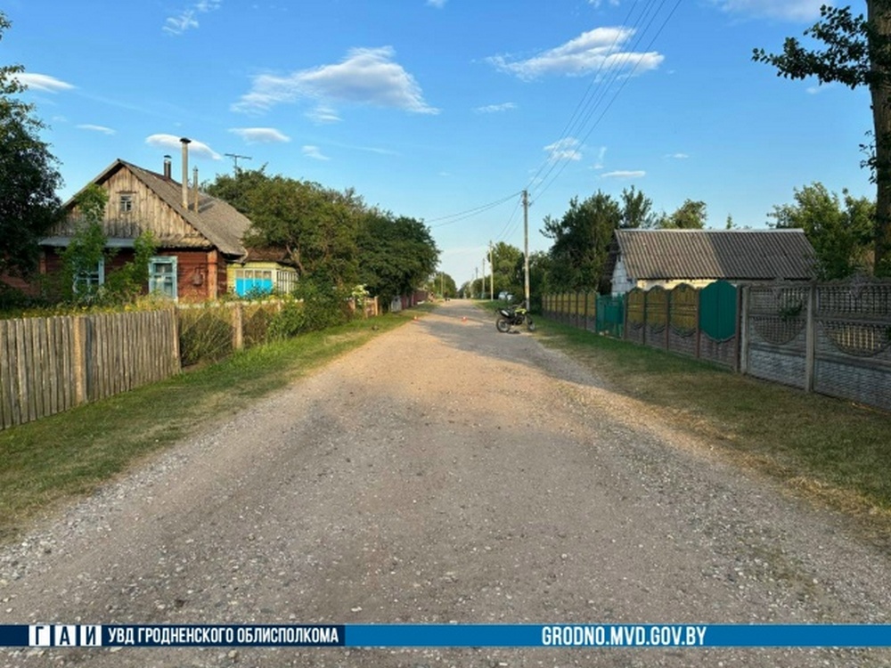 Под Дятлово опрокинулся мотоцикл с 7-летним ребенком 
