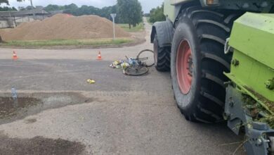 Под Зельвой комбайн сбил велосипедистку