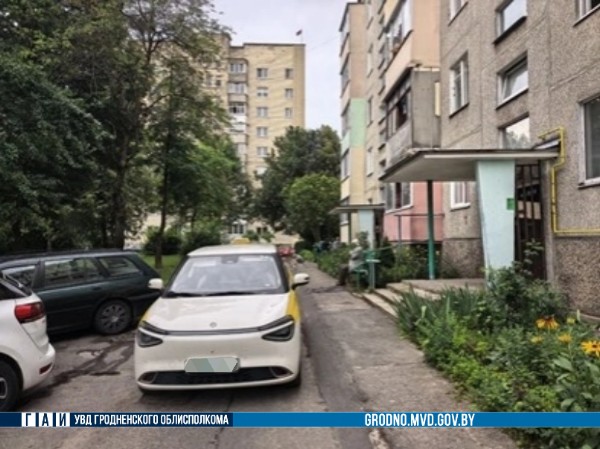 В Гродно таксист сбил бабушку прямо во дворе
