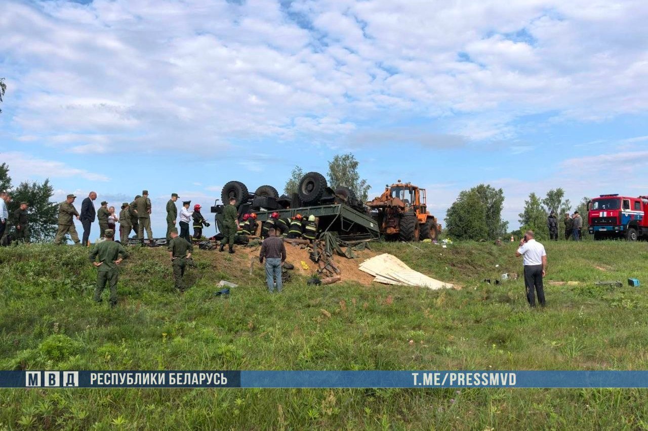 Двое военных погибли в аварии