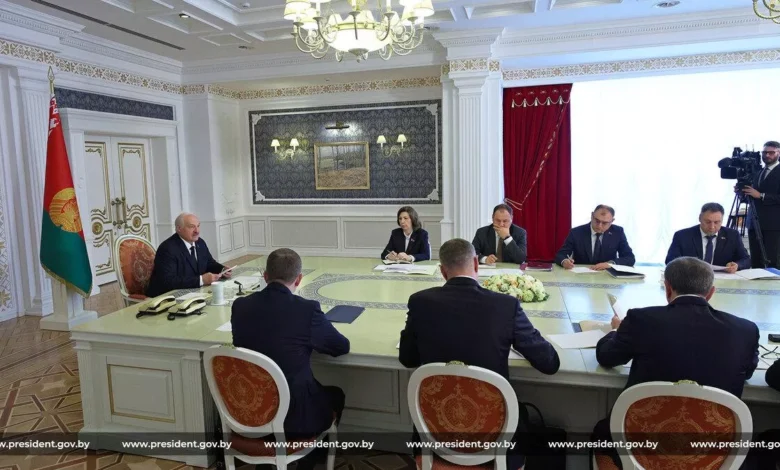 Лукашенко рассказал, что читает критические замечания от населения