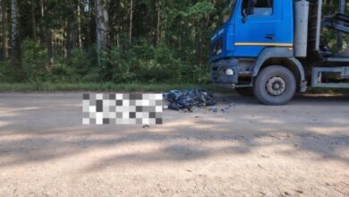 Бесправник на мотоцикле насмерть врезался в грузовик