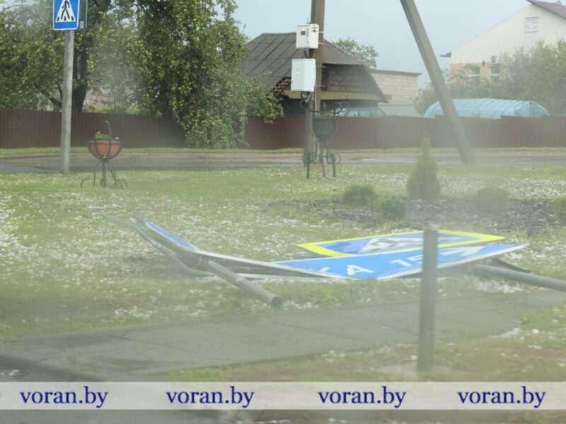 Разбитые крыши и побитые посевы: