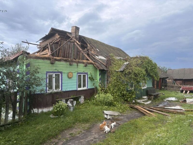 Разбитые крыши и побитые посевы: