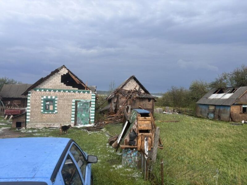 Разбитые крыши и побитые посевы: