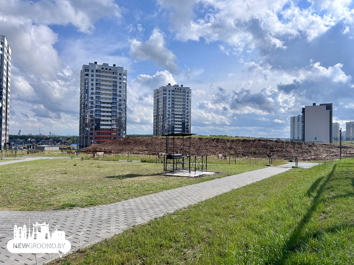 Рядом с многоэтажками в Гродно
