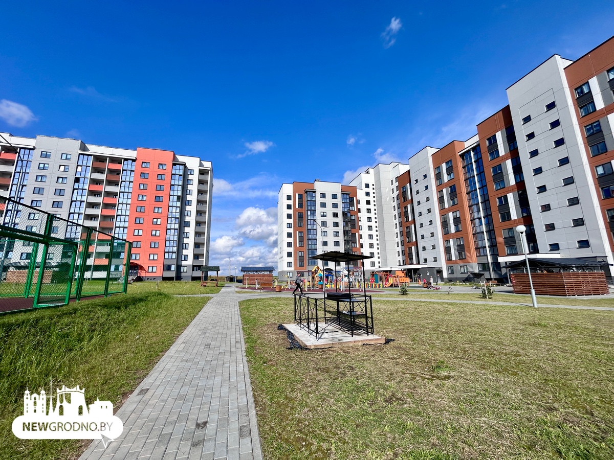 Рядом с многоэтажками в Гродно