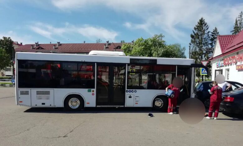 Автобус сбил супругов