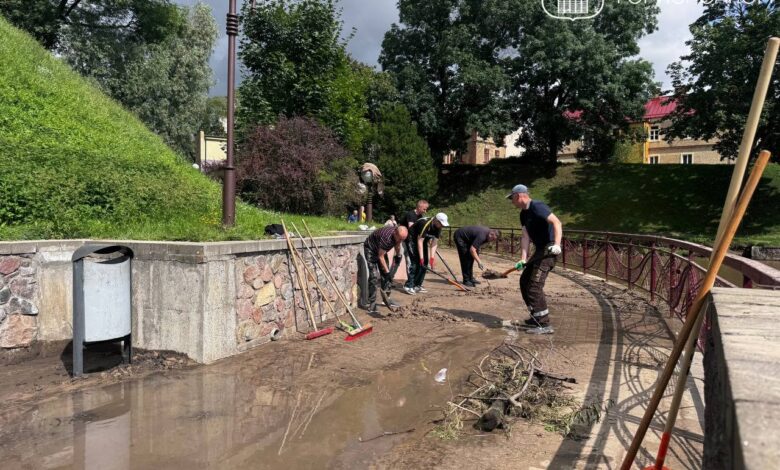 Жители Гродно помогают коммунальщикам навести порядок