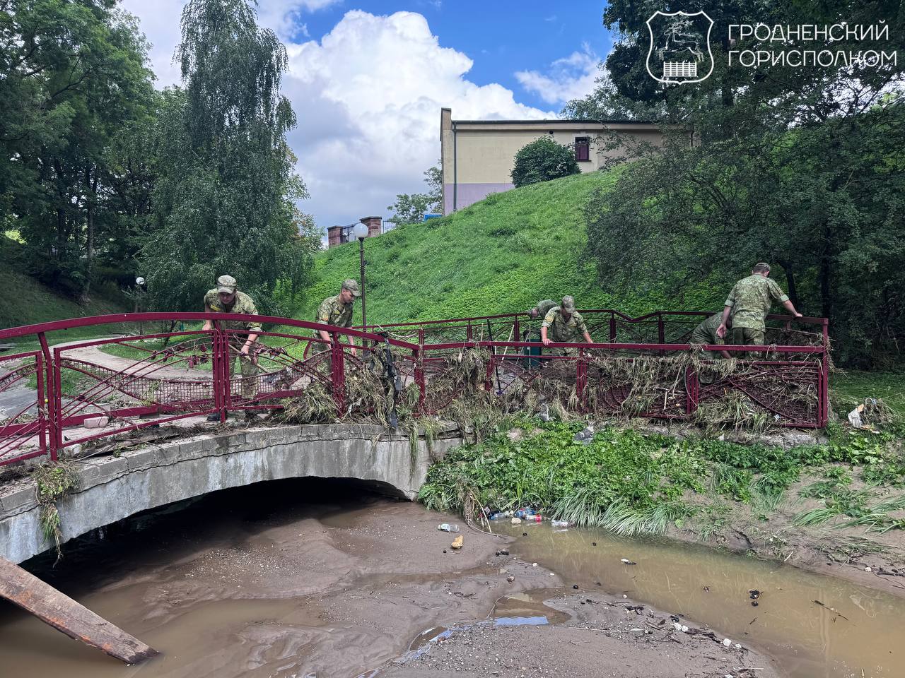 Жители Гродно помогают коммунальщикам навести порядок