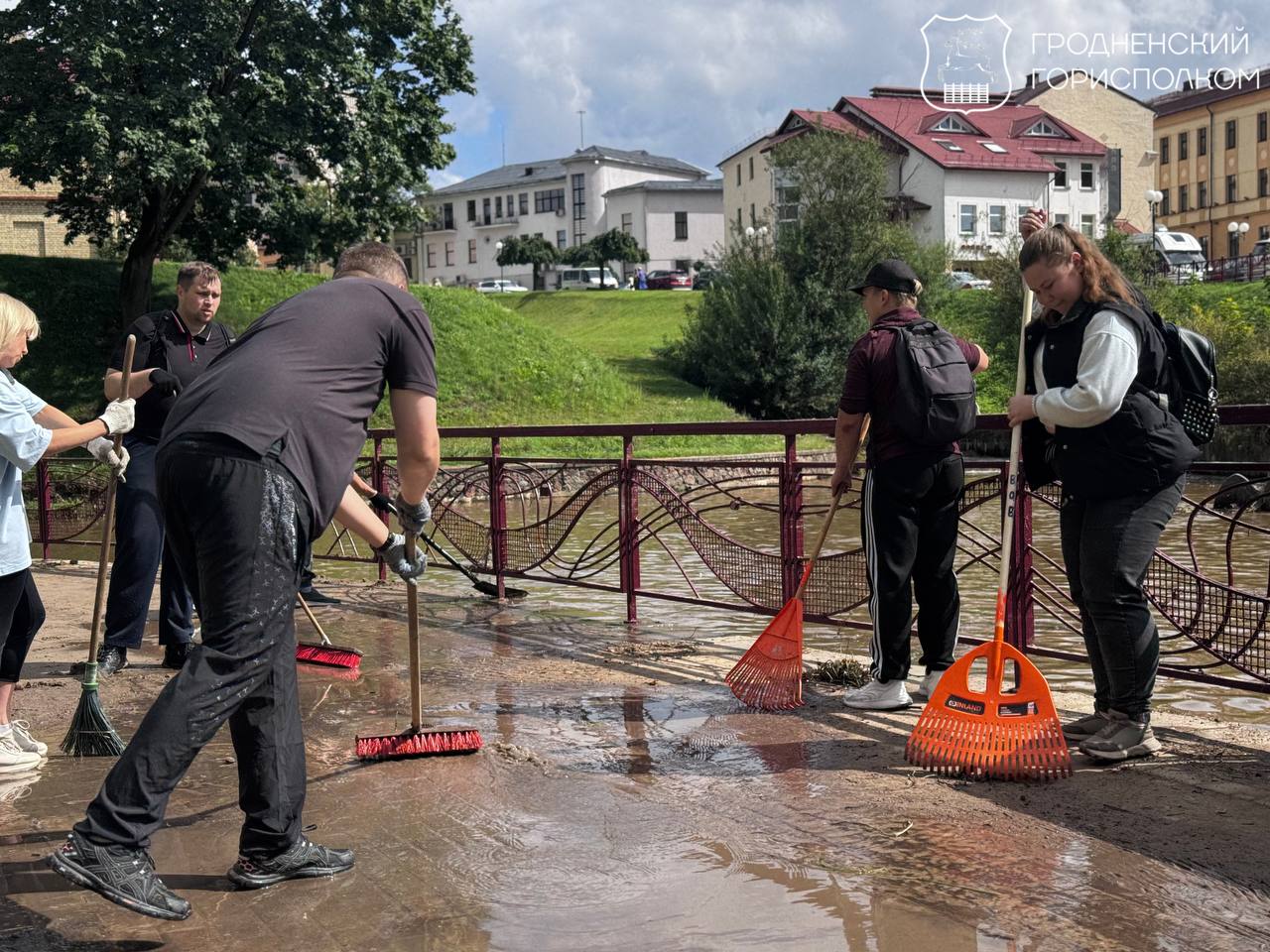 Жители Гродно помогают коммунальщикам навести порядок