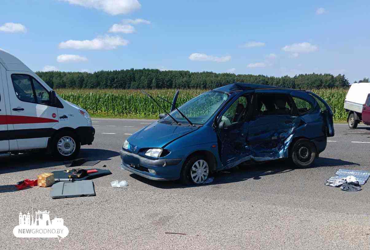 На трассе под Гродно не разъехались пикап и легковушка