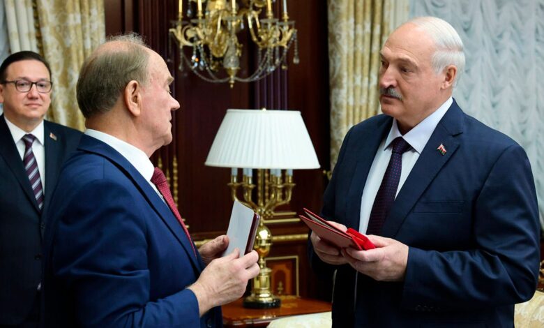 Лукашенко вручили памятную медаль