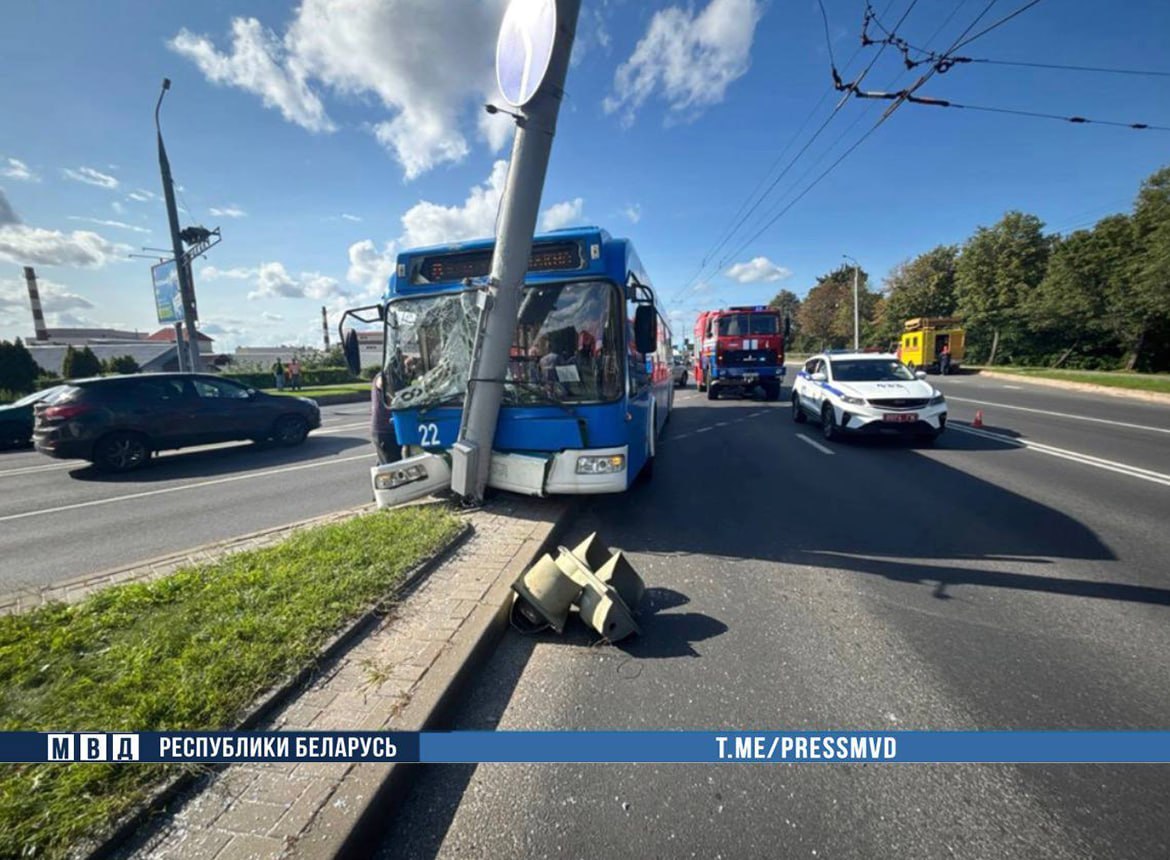 В Гродно троллейбус с пассажирами врезался в столб
