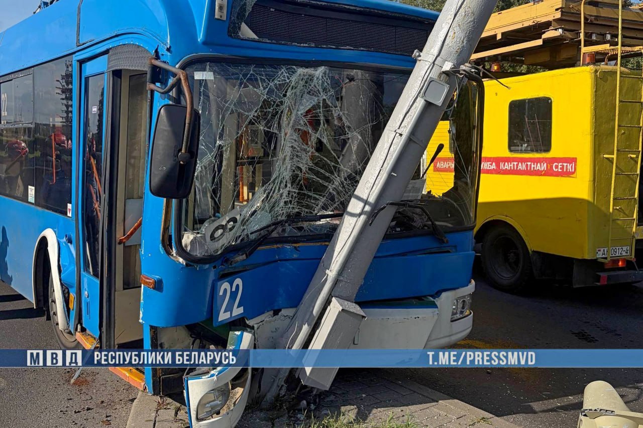 В Гродно троллейбус с пассажирами врезался в столб