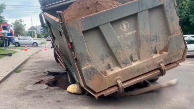В Минске грузовик провалился