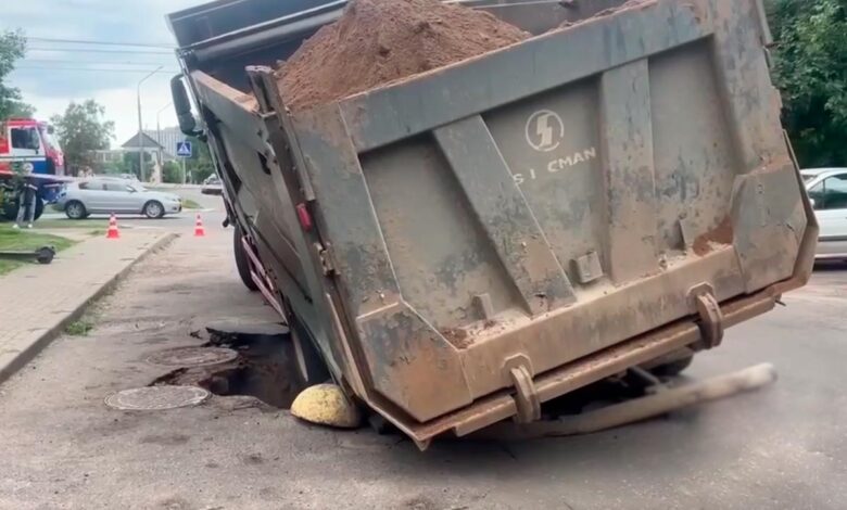 В Минске грузовик провалился