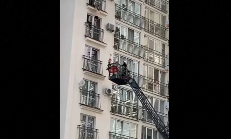 Мужчина висел за балконом