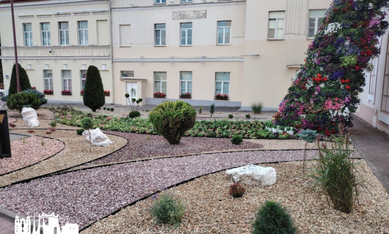 В центре Гродно появился живой «Цветочный водопад»