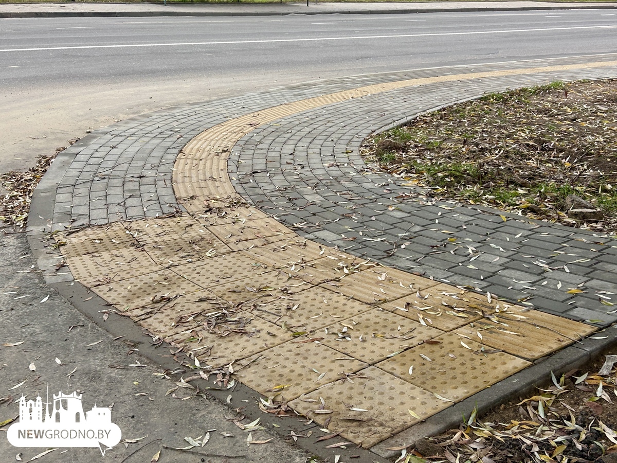 В Гродно обновляют участок с островком безопасности