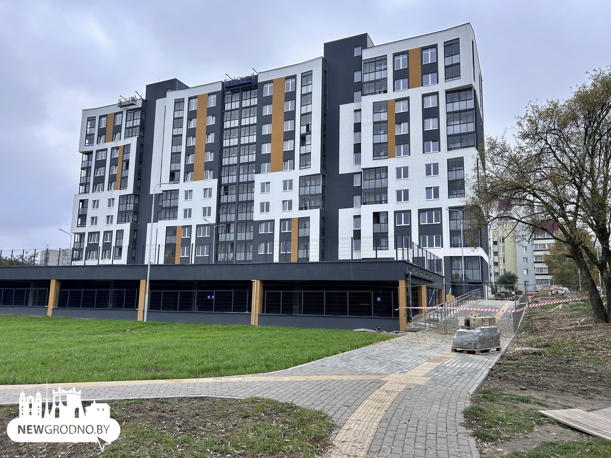 В Гродно обновляют участок с островком безопасности